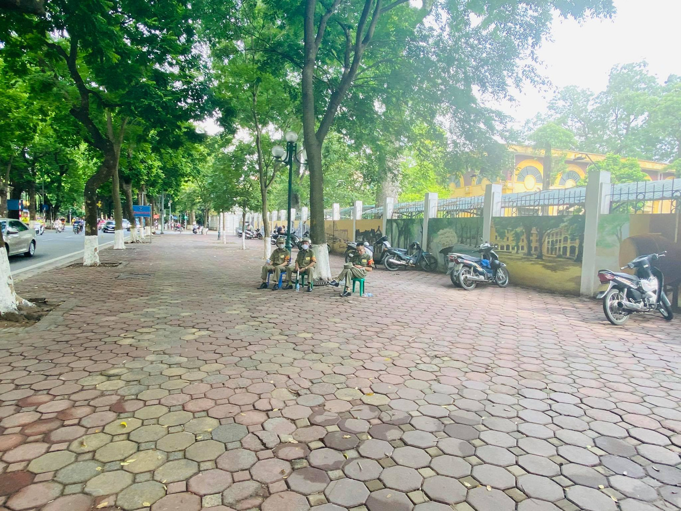 Thí sinh thi xong môn Toán THPT: Đề không bất ngờ, cập nhật giải đề tại đây ảnh 8