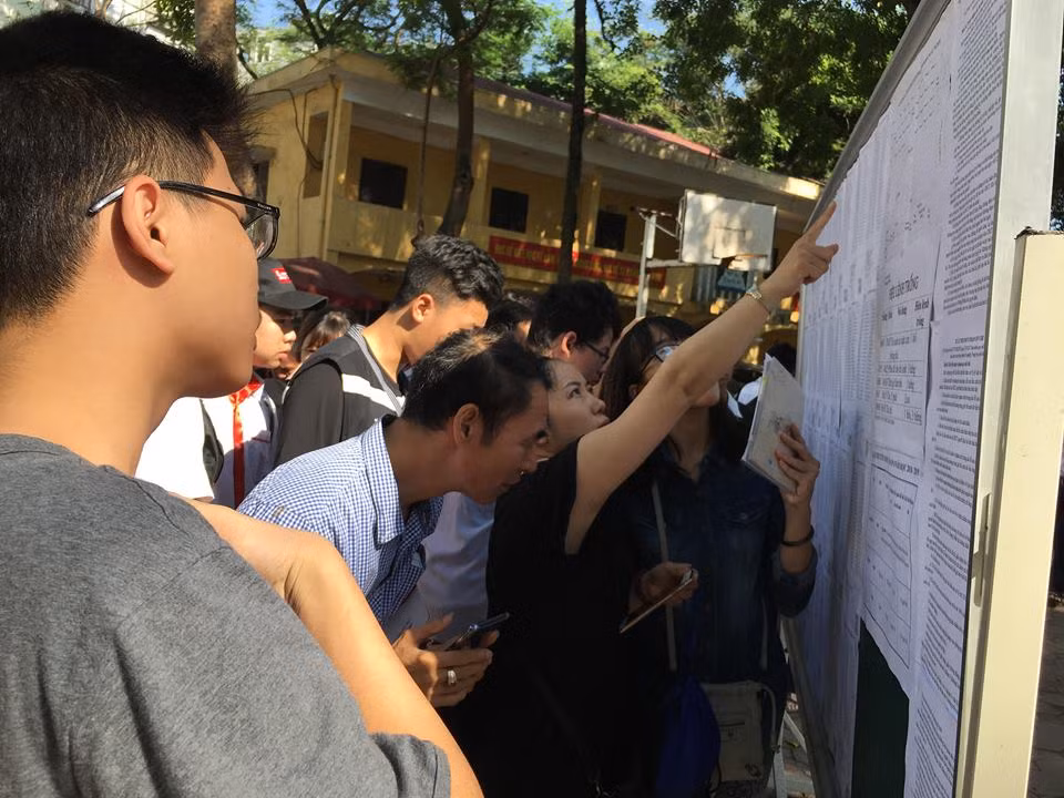 Gần 10 vạn thí sinh làm thủ tục dự thi lớp 10 ở Hà Nội ảnh 1