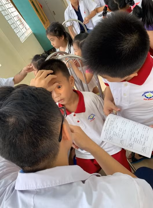 Khám sau nửa tháng cháy xưởng Rạng Đông: Có học sinh được đề nghị chuyển viện ảnh 5