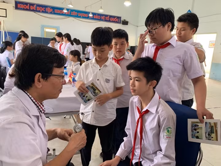 Khám sau nửa tháng cháy xưởng Rạng Đông: Có học sinh được đề nghị chuyển viện ảnh 4