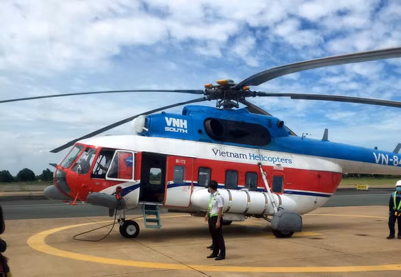 Đi kiểm tra phòng thi, Bộ trưởng Giáo dục được đo nhiệt độ, sát khuẩn tay ảnh 9 Đi kiểm tra phòng thi, Bộ trưởng Giáo dục được đo nhiệt độ, sát khuẩn tay ảnh 9