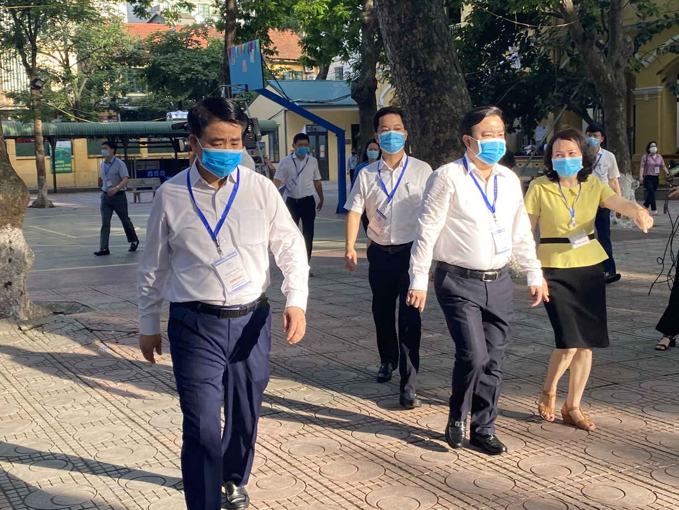 Một thí sinh gãy chân, được bạn bế rời điểm thi sau giờ làm bài Ngữ văn ảnh 18