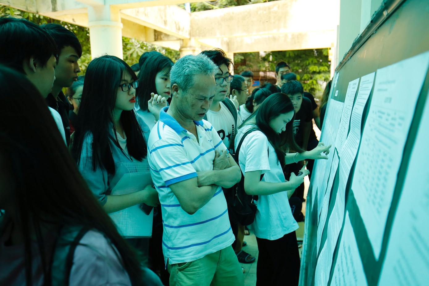 Gần 900.000 sỹ tử khẩu trang kín bưng làm thủ tục thi tốt nghiệp THPT ảnh 86