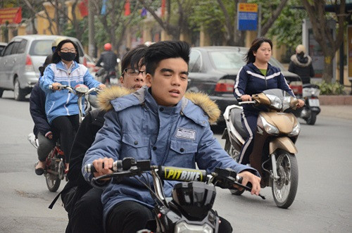 Nhiều học sinh vẫn đầu trần đi xe đạp điện ảnh 1