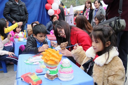 Nghìn học sinh tham gia hội chợ từ thiện ảnh 4