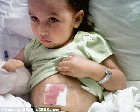 Shelia nằm nghỉ sau khi được bác sĩ phẫu thuật