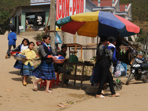 Dù kinh tế còn nhiều khó khăn, song đồng bào nơi đây vẫn cố gắng dành dụm mua sắm những thứ cần thiết đón chào năm mới