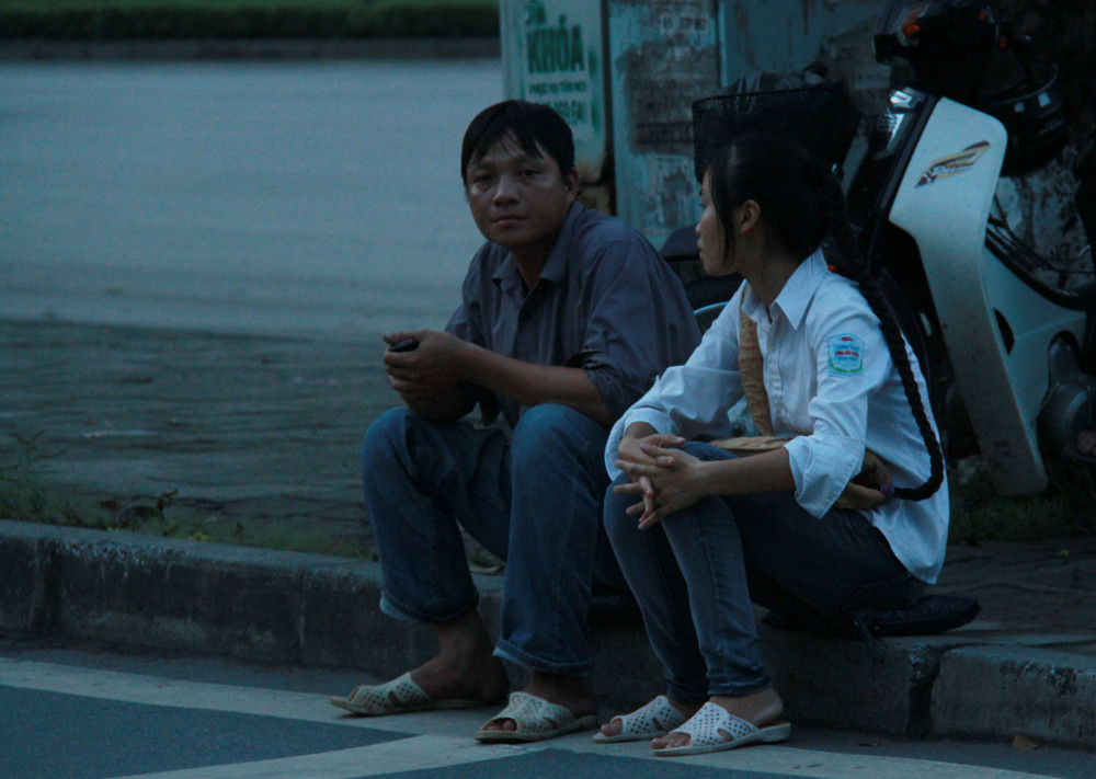 Hai bố con sĩ tử này đến cổng trường Đại học Khoa học tự nhiên từ khá sớm. Ảnh: Trường Phong