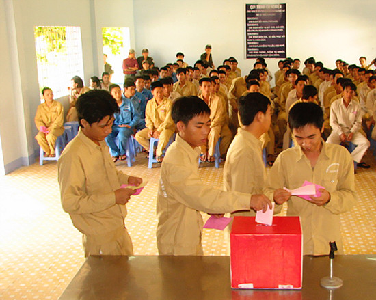 Cử tri Trung tâm GDLĐXH đang bỏ phiếu