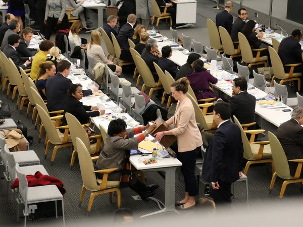 Các nhân viên LHQ đi thu phiếu bầu 14 thành viên mới của HĐNQ. (Ảnh: Lê Dương-Quang Tuyến/Vietnam+). Các nhân viên LHQ đi thu phiếu bầu 14 thành viên mới của HĐNQ. (Ảnh: Lê Dương-Quang Tuyến/Vietnam+)