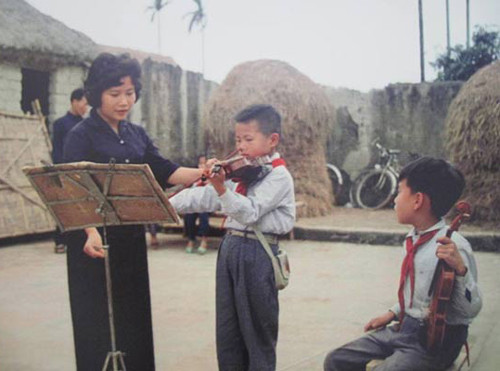 Cô giáo dạy đàn trong một lớp học xưa