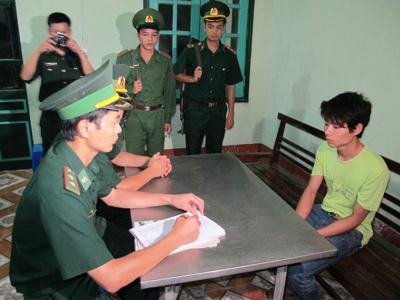 Lực lượng chức năng lấy lời khai của Lê Văn Luyện