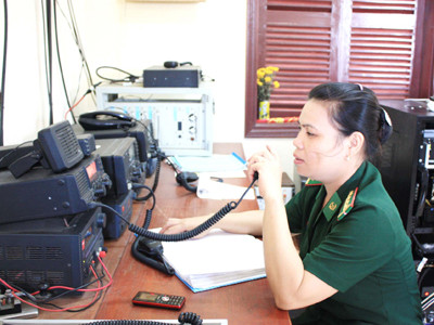 Đại úy Hà Thị Phượng đang hát cho ngư dân qua ICOM . Đại úy Hà Thị Phượng đang hát cho ngư dân qua ICOM