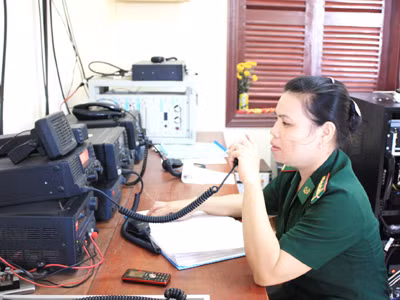 Đại úy Hà Thị Phượng đang hát cho ngư dân qua ICOM 