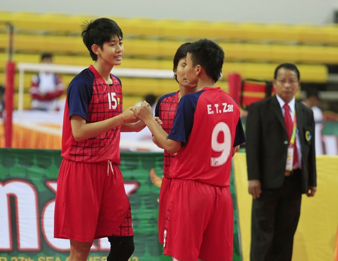 Chung cuộc Myanmar thắng chóng vánh với tỷ số 2-0 Bài viết: http://news.zing.vn/HLV-cau-may-ngao-ngan-nhin-hoc-tro-thua-Myanmar-post377795.html#category Nguồn Zing News 