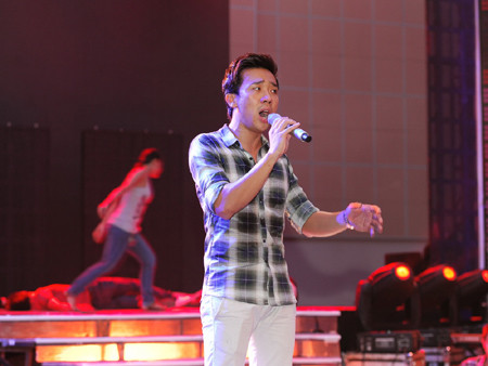 Trấn Thành say sưa hát, cả khi không có Đoan Trang!. Trấn Thành say sưa hát, cả khi không có Đoan Trang!