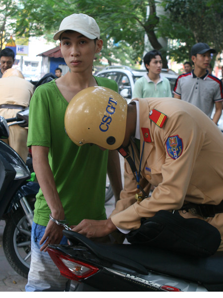 Các đối tượng vi phạm bị khống chế và xử lý