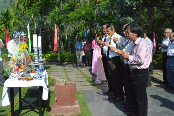 Đông đảo nhà thơ đến viếng mộ Hàn Mặc Tử