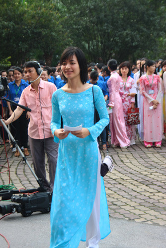 diện áo dài trong lần đầu tiên cầm lá phiếu