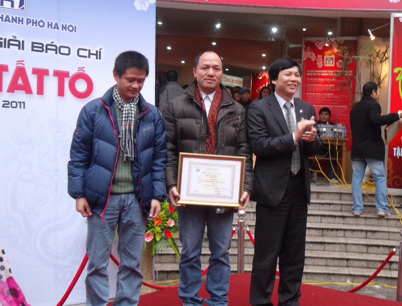 Ông Hồ Quang Lợi trao Giải nhất Giải thưởng báo chí Ngô Tất Tố 2011 cho hai phóng viên báo Hà Nội Mới. Ông Hồ Quang Lợi trao Giải nhất Giải thưởng báo chí Ngô Tất Tố 2011 cho hai phóng viên báo Hà Nội Mới