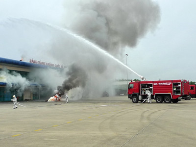 Tình huống chống khủng bố tại Sân bay Phú Bài (Huế). Ảnh: Ngọc Văn