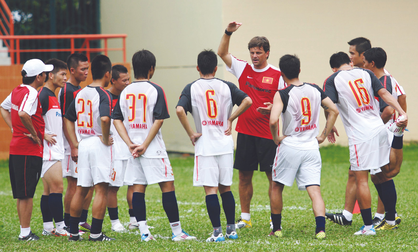 HLV Falco Goetz đang chỉ đạo các học trò. Ảnh: Tường Vũ . HLV Falco Goetz đang chỉ đạo các học trò Ảnh: Tường Vũ