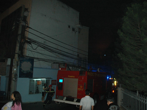 Các chiến sỹ PCCC nhanh chóng vào cuộca