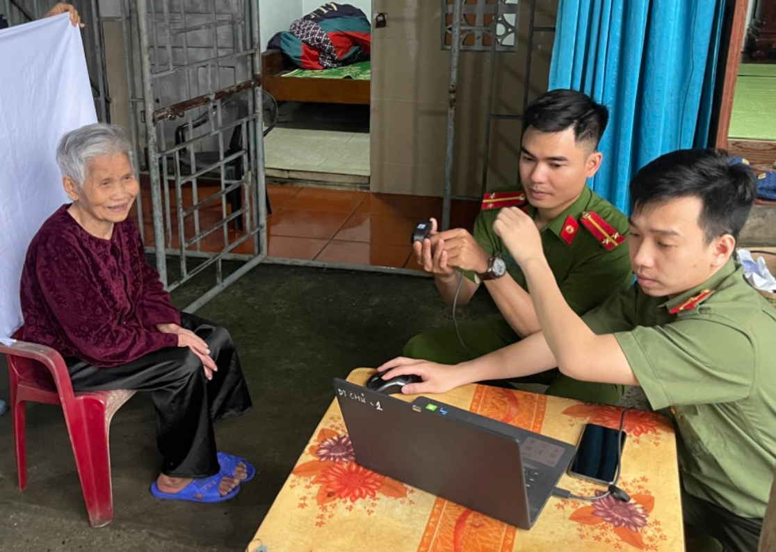 Hình ảnh Công an tỉnh Hà Nam làm thủ tục cấp thẻ CCCD tại gia.