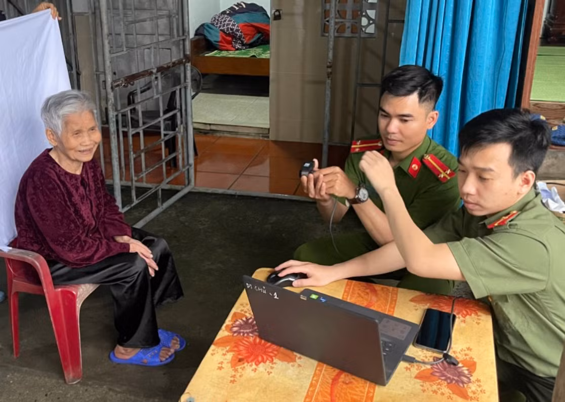 Hình ảnh Công an tỉnh Hà Nam làm thủ tục cấp thẻ CCCD tại gia. Hình ảnh Công an tỉnh Hà Nam làm thủ tục cấp thẻ CCCD tại gia.