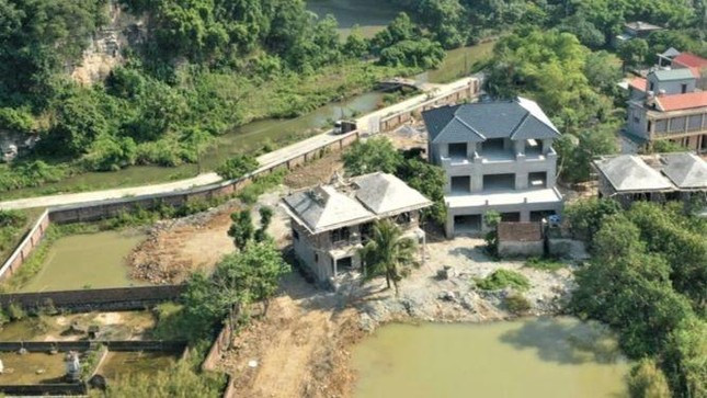 Công trình kiên cố sai phép tại xã Hải Ninh, Hoa Lư. Công trình kiên cố sai phép tại xã Hải Ninh, Hoa Lư.