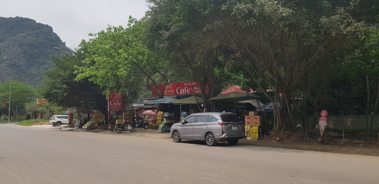 Nhiều tạp hoá cũng mọc lên trong vùng lõi di sản. Nhiều tạp hoá cũng mọc lên trong vùng lõi di sản.