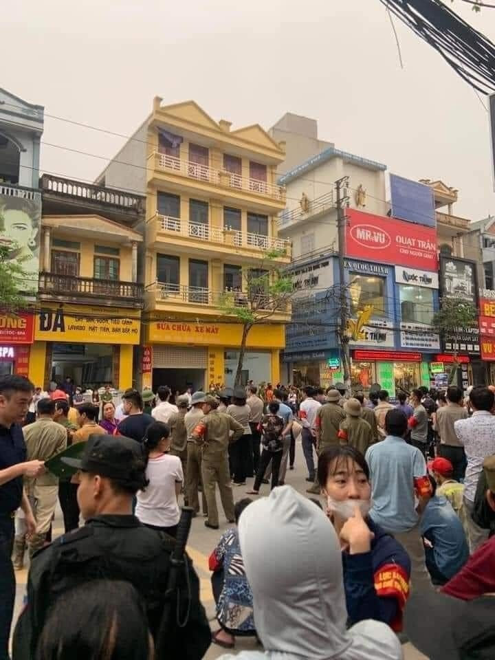 Hàng trăm người hiếu kỳ tới xem cưỡng chế. Hàng trăm người hiếu kỳ tới xem cưỡng chế.