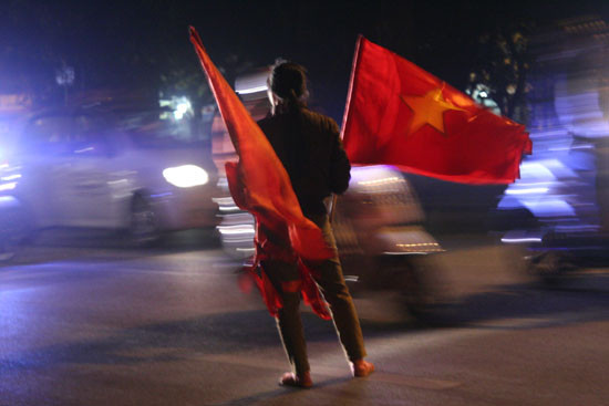 Để khỏi ế, sẵn sàng đối mặt với những bất trắc từ luồng xe đi hướng ngược chiều.