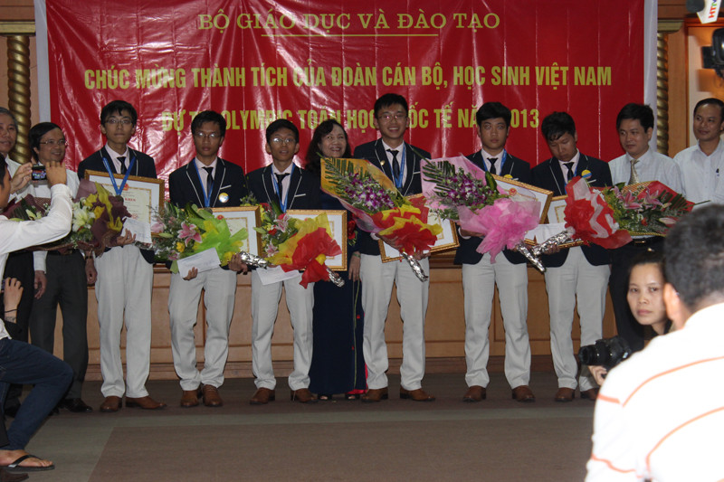 Sáu học sinh đoạt huy chương tại kỳ thi Olympic toán quốc tế năm nay chụp ảnh với lãnh đạo Bộ Giáo dục và Đào tạo. Ảnh: Nguyễn Hoài