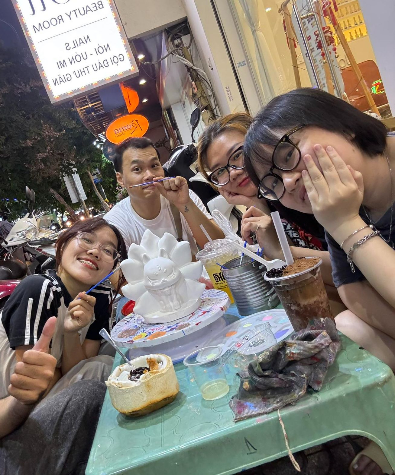 Tô màu là hình thức giải trí rất phù hợp với nhóm bạn thân - Ảnh: Thảo Ngân.