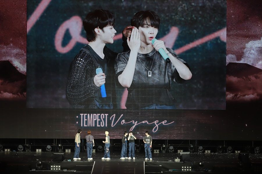 Không chỉ TEMPEST mà các fan cũng xúc động khi nghe những chia sẻ của Hanbin và các thành viên. - Nguồn ảnh: TPSTvn - fall in love with Tempest.