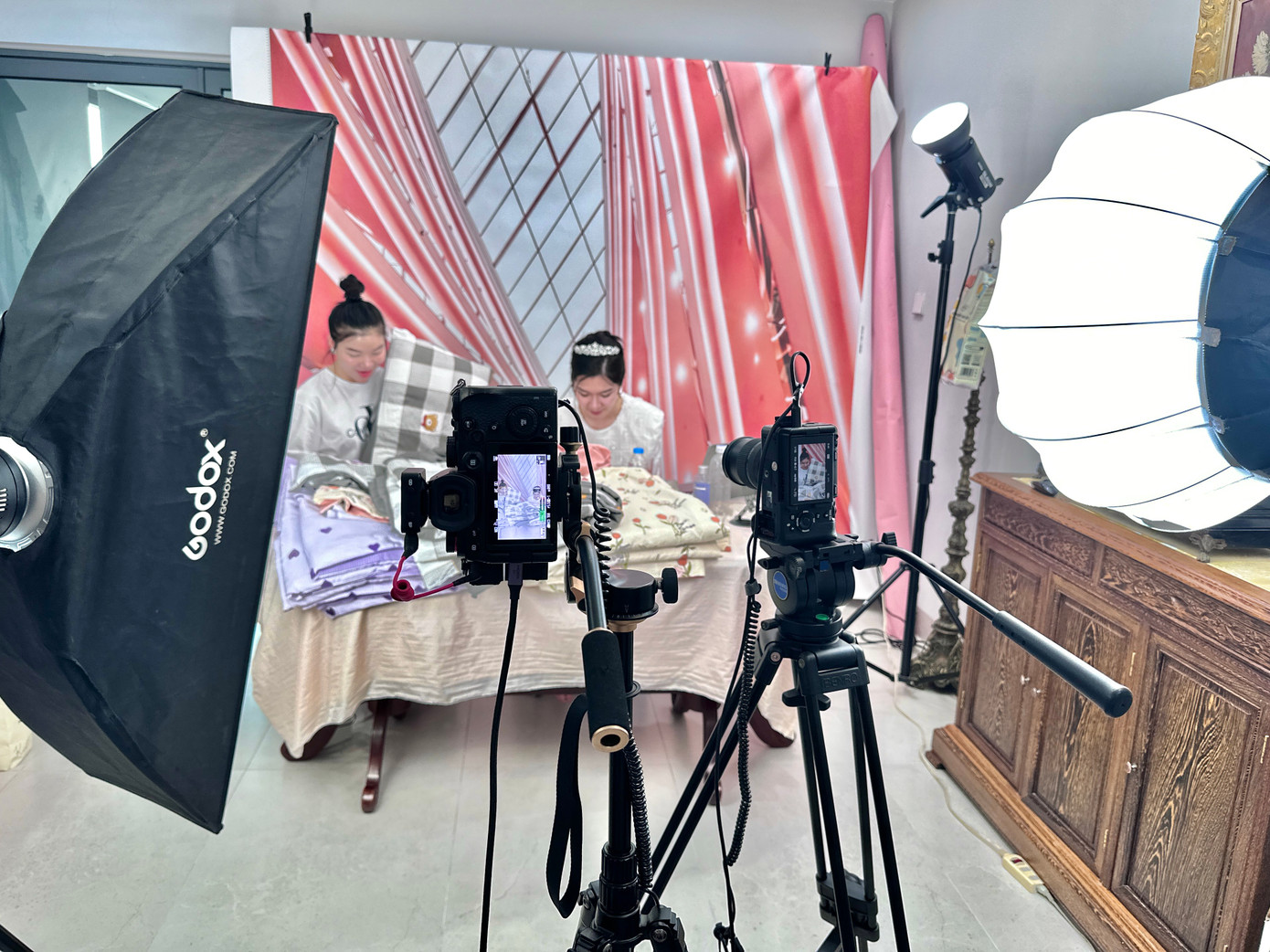 Livestream bán hàng là ngành nghề hái ra tiền, phát triển một cách chóng mặt và thu hút lượng lớn người gia nhập.