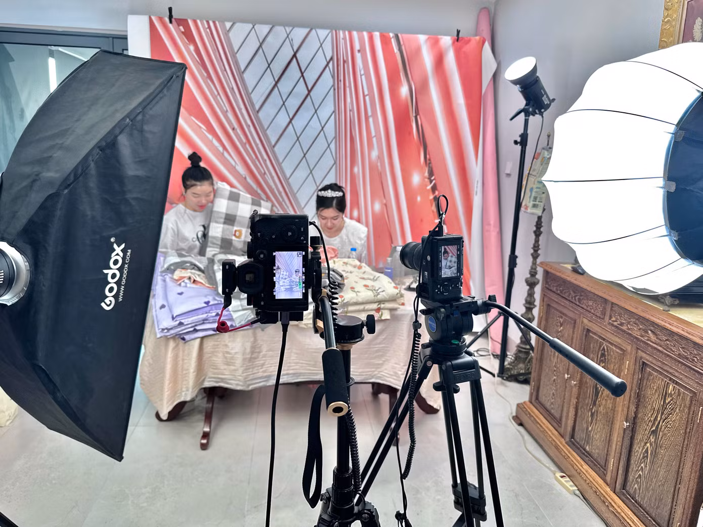 Livestream bán hàng là ngành nghề hái ra tiền, phát triển một cách chóng mặt và thu hút lượng lớn người gia nhập. Livestream bán hàng là ngành nghề hái ra tiền, phát triển một cách chóng mặt và thu hút lượng lớn người gia nhập.
