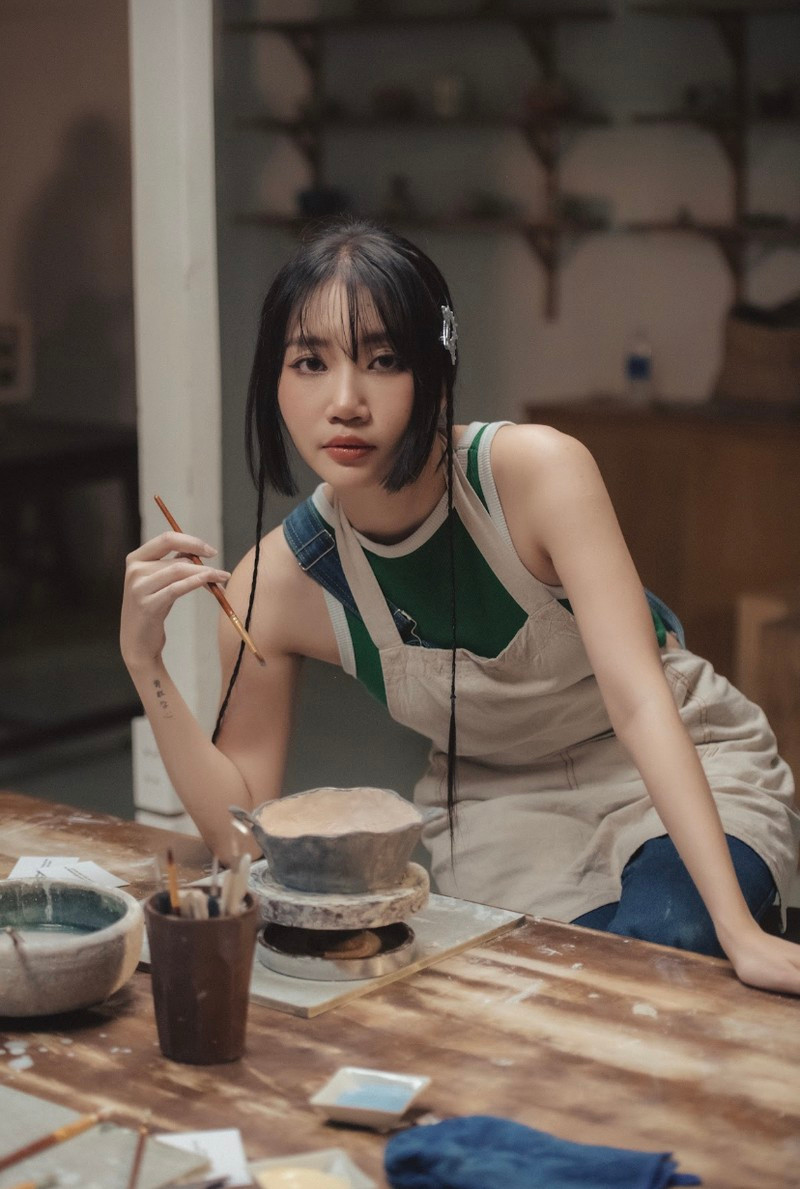Trend học làm gốm được các nghệ sĩ trẻ lăng xê nhiệt tình. Ảnh: Orange.
