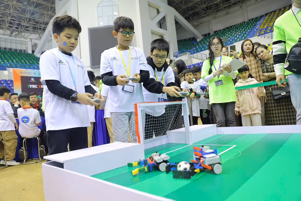 Không khí sôi động tại Cuộc thi Vô địch Quốc gia STEM, AI và Robotics 2024. Không khí sôi động tại Cuộc thi Vô địch Quốc gia STEM, AI và Robotics 2024.