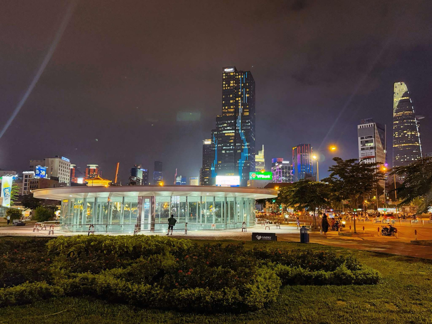 Ngoài ra, phần sân của nhà ga ngầm Bến Thành cũng rất rộng rãi, phù hợp để các hội bạn có thể nhanh tay chụp ảnh "sống ảo", quay clip TikTok. Ảnh: Nhật Đông Ngoài ra, phần sân của nhà ga ngầm Bến Thành cũng rất rộng rãi, phù hợp để các hội bạn có thể nhanh tay chụp ảnh "sống ảo", quay clip TikTok. Ảnh: Nhật Đông