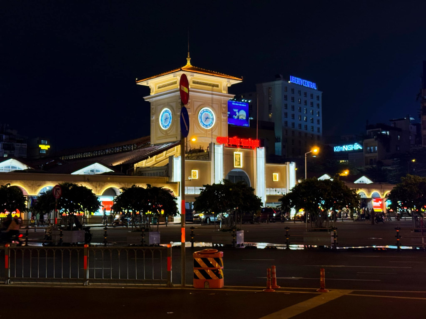 Khoảng sân trước chợ được nhiều bạn trẻ lựa chọn là địa điểm chụp hình check-in cực chất. Tuy nhiên bạn cũng cần phải chú ý giao thông tại khu vực này. Ảnh: Nhật Đông. Khoảng sân trước chợ được nhiều bạn trẻ lựa chọn là địa điểm chụp hình check-in cực chất. Tuy nhiên bạn cũng cần phải chú ý giao thông tại khu vực này. Ảnh: Nhật Đông.