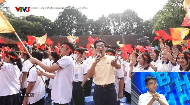 Hình ảnh cờ đỏ sao vàng rực rỡ tại điểm cầu Văn Miếu - Quốc Tử Giám.