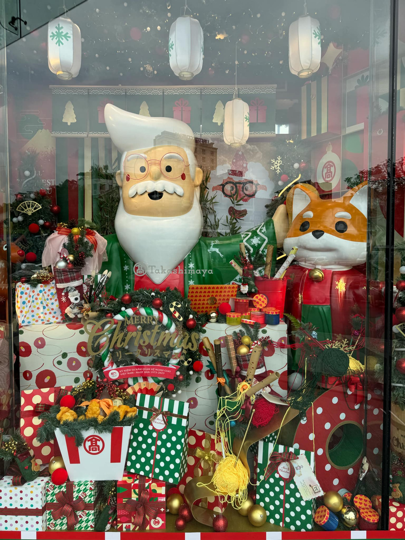 Mặt tiền được trang trí đẹp mắt của các trung tâm thương mại. Ảnh: Nhật Đông Mặt tiền được trang trí đẹp mắt của các trung tâm thương mại. Ảnh: Nhật Đông