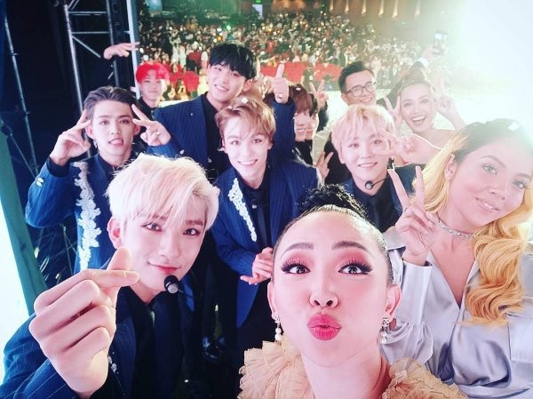 Người hâm mộ trêu Mingyu khi anh chàng là người đứng cạnh Tóc Tiên, cũng như thấy rõ mặt nhất trong khung hình.