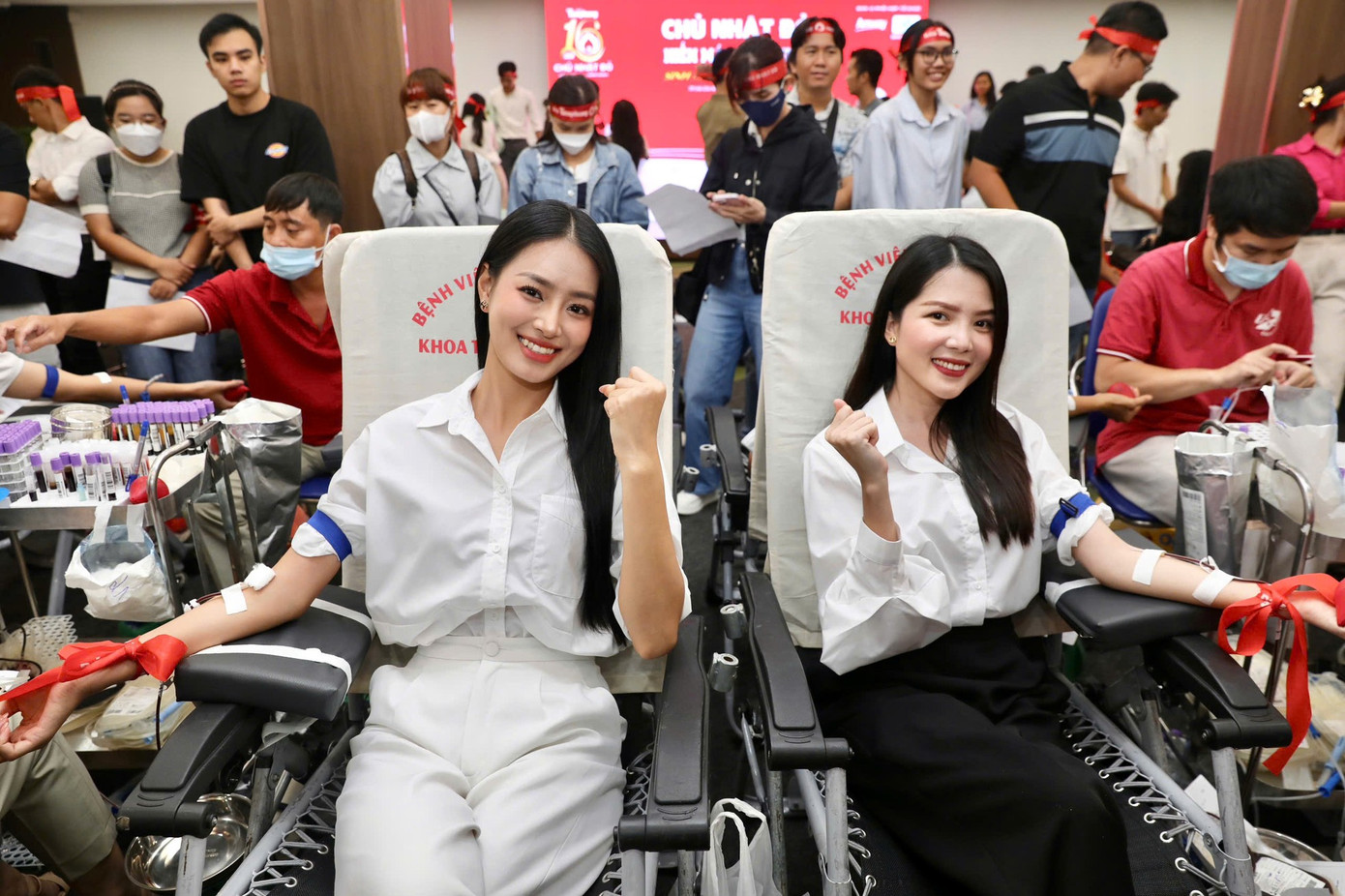 Á hậu Bùi Khánh Linh hồi hộp khi lần đầu tham gia hiến máu, Hoa khôi Huỳnh Thúy Vi chia sẻ cô rất thích tham gia các hoạt động vì cộng đồng. Á hậu Bùi Khánh Linh hồi hộp khi lần đầu tham gia hiến máu, Hoa khôi Huỳnh Thúy Vi chia sẻ cô rất thích tham gia các hoạt động vì cộng đồng.