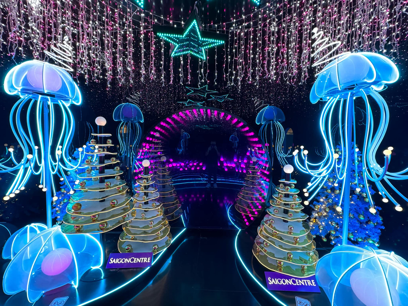 Cách ga Bến Thành khoảng 300m, dọc đường Lê Lợi có nhiều địa điểm để các du khách có thể ghé thăm như trung tâm thương mại Saigon Center, Saigon Square, Takashimaya... Cách ga Bến Thành khoảng 300m, dọc đường Lê Lợi có nhiều địa điểm để các du khách có thể ghé thăm như trung tâm thương mại Saigon Center, Saigon Square, Takashimaya...