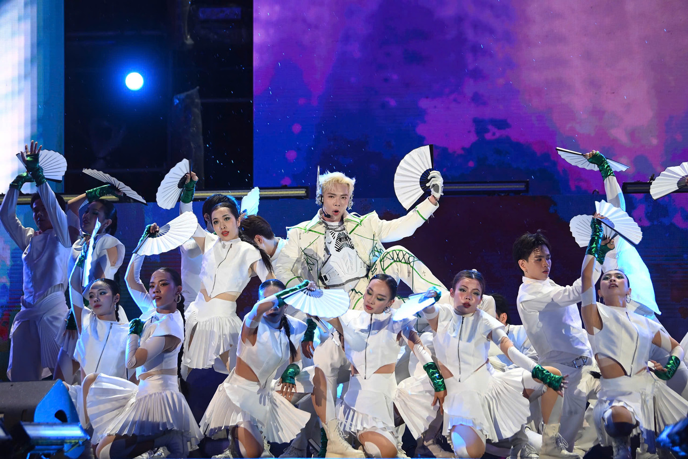 ERIK tất bật "chạy sô" trong ngày cuối cùng của năm 2024. Ảnh: Huỳnh Tân.