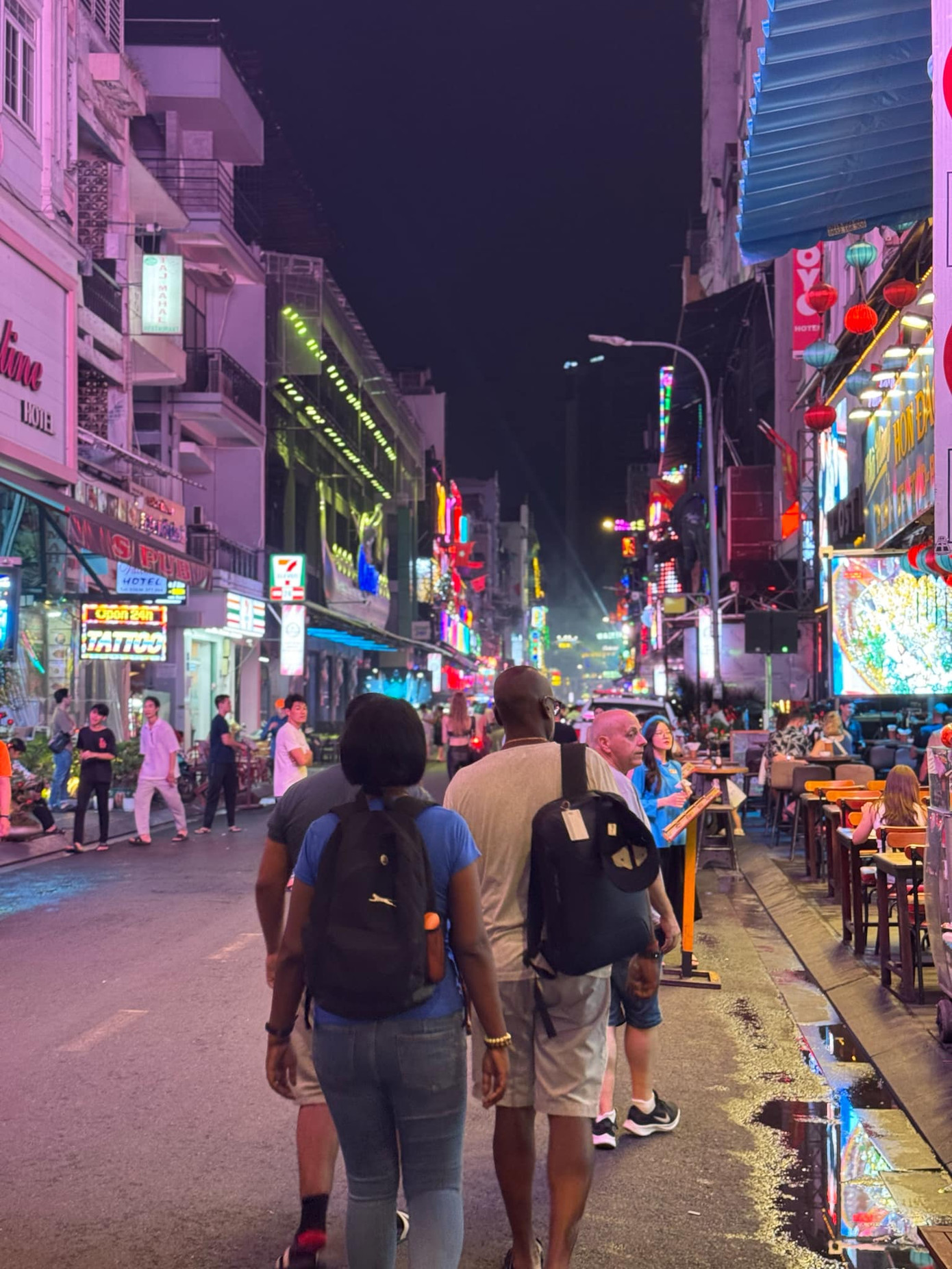 Càng nhộn nhịp hơn về đêm, nơi đây thích hợp cho hội "cú đêm" thích vi vu vào buổi tối và cách ga Bến Thành khoảng 800m. Ảnh: Nhật Đông Càng nhộn nhịp hơn về đêm, nơi đây thích hợp cho hội "cú đêm" thích vi vu vào buổi tối và cách ga Bến Thành khoảng 800m. Ảnh: Nhật Đông