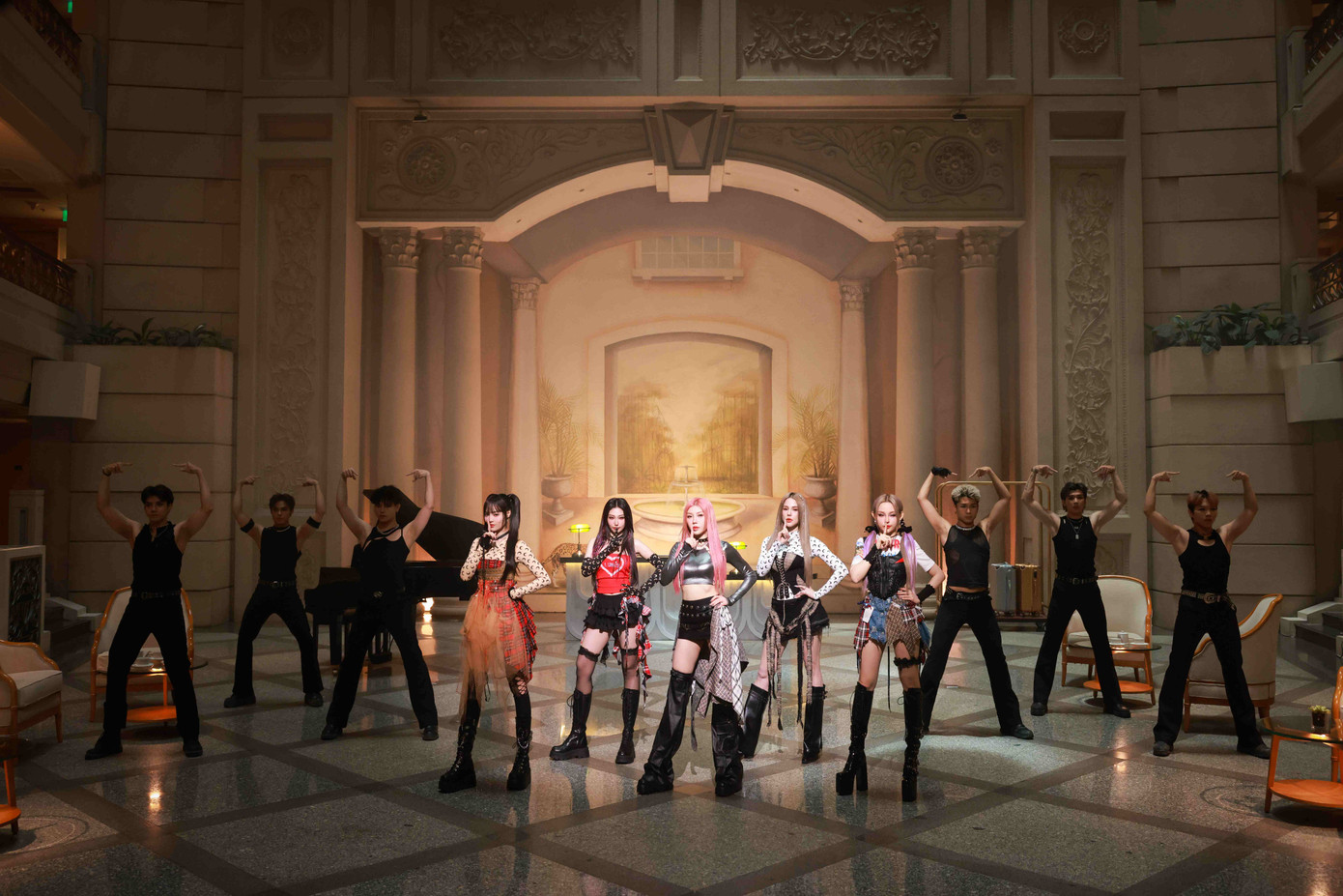 MV Moonlight của LUNAS mang âm hưởng K-Pop "đậm đặc" từ hình ảnh đến âm nhạc.